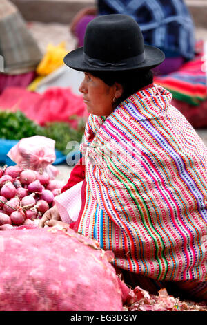 Quechua Frau Zwiebel Anbieter, Pisac Markt am Sonntag, Cusco, Peru Stockfoto