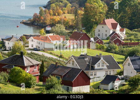 Dorf Solvorn am Lustrafjord, inneren Zweig des Sognefjords, typisch norwegischen Holzhäusern, Herbst Stockfoto