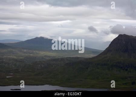 Canisp und Cul Mor an einem bewölkten nebligen Tag von Stac Pollaidh Inverpolly National Nature Reserve Assynt Schottland Stockfoto