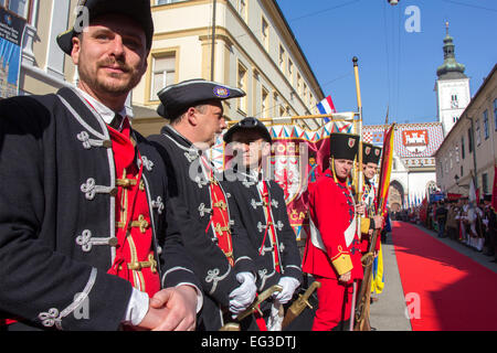 Kroatische historische Truppen und viele Leute erwartet, Präsident von Kroatien Kolinda g.k. Einweihung am 15. Februar 2015 in Zagreb Stockfoto