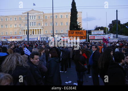 Athen, Griechenland. 15. Februar 2015. Zehntausende Menschen haben in dem Syntagma-Platz montiert. Zehntausende Griechen kam auf den dritten pro Regierung Protest in Athen innerhalb einer Woche. Sie zeigten ihre Unterstützung in der griechischen Anti-Sparpolitik vor der Eurogruppe treffen nächste Woche. Bildnachweis: Michael Debets/Alamy Live-Nachrichten Stockfoto