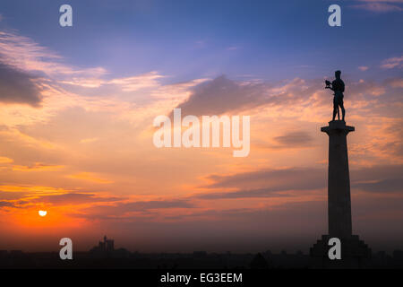 Sonnenuntergang am Pobednik das Victor-Denkmal von Ivan Meštrović in Belgrad Serbien Kalemegdan. Die Statue mit Blick auf die skyline Stockfoto