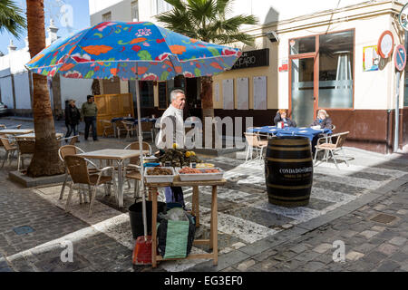 Seeigel, Krabben und Austern werden in einem Straßenhändler in Cadiz verkauft. Typische vor Karneval. Stockfoto