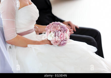 Braut mit rose Bouquet bei der Hochzeitszeremonie in der Kirche Stockfoto