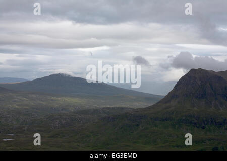 Canisp und Cul Mor an einem bewölkten nebligen Tag von Stac Pollaidh Inverpolly National Nature Reserve Assynt Schottland Stockfoto