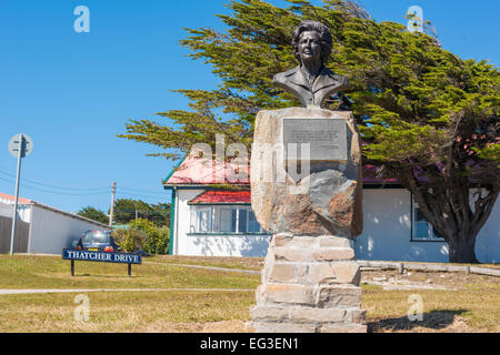 Denkmal-Büste nach Margaret Thatcher zum Gedenken an ihre Rolle in Deefending Stanley im Falkland-Krieg Stockfoto