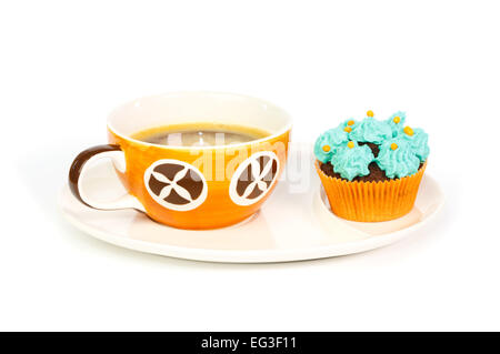 Tasse Kaffee und Kuchen mit blauen Rosetten Creme Zuckerguss auf weißen Hintergrund Stockfoto