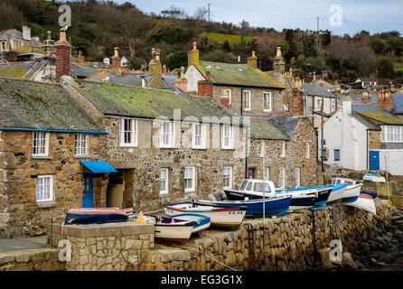 Traditionelle Fishermans Cottages mit Blick auf den Hafen von Mousehole in Cornwall, Großbritannien Stockfoto