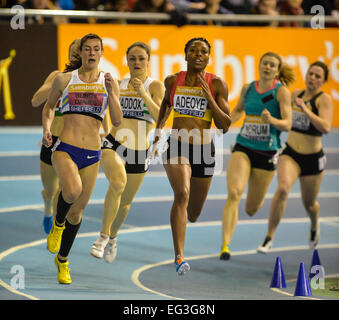 Sheffield, UK. 15. Februar 2015. Britische Indoor Leichtathletik-Meisterschaft. Seren Bundy-Davies ist führend im 400m Finale. Gefolgt von Margaret Adeoye. Bildnachweis: Aktion Plus Sport/Alamy Live-Nachrichten Stockfoto