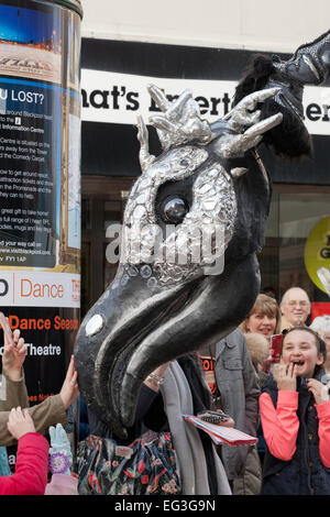 Blackpool, UK. 15. Februar 2015. Schließen-Act Theatre ist eine internationale Straßentheater-Unternehmen mit kostümierten Velociraptor Stelzenläufer in 18-Fuß-hohe dinosaurierartige "Saurus" Kostümen ausgestattet. Blackpool das jährliche Festival der Zirkusvorstellung & Showzam! LeftCoast in Zusammenarbeit mit besuchen Blackpool präsentieren "Circus Town" eine Halbzeit Attraktion, die Hervorhebung der besten Zirkusunternehmen, Darsteller & Entertainer aus dem Vereinigten Königreich. Mehr als 40 separate Vorstellungen statt auf der Straße für der Stadt jährlich Februar Festival of Fun Credit: Cernan Elias/Alamy Live News Stockfoto