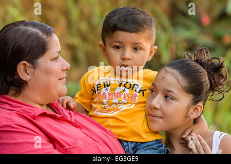 Liebevolle Latino-Familie in La Garita, Costa Rica Stockfoto