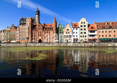 Riverside im alten Hafen von Gdansk mit Gebäuden im hanseatischen Stil spiegelt sich in der Mottlau. Stockfoto