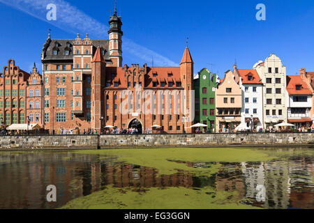 Riverside im alten Hafen von Gdansk mit Gebäuden im hanseatischen Stil spiegelt sich in der Mottlau. Stockfoto