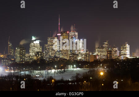 Die Innenstadt von Toronto in der Nacht im Winter. Schnee kann gesehen werden Stockfoto