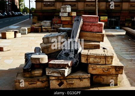 John Kings Skulptur: Eine Geschichte. Verschiedene Gepäckstücke, Hope Street, Liverpool, England, Großbritannien, Europa. Kunstwerke auf dem Bürgersteig. Beton eingegossen. Stockfoto