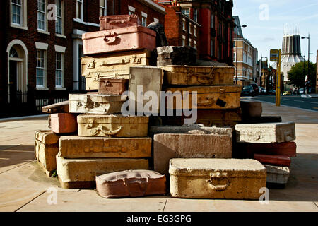 John Kings Skulptur: Eine Geschichte. Verschiedene Gepäckstücke, Hope Street, Liverpool, England, Großbritannien, Europa. Kunstwerke auf dem Bürgersteig. Beton eingegossen. Stockfoto