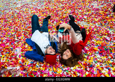 Barcelona, Spanien. 15. Februar 2015. Karneval, (Diumenge de Comparses) Sonntag Truppen in Vilanova ich la Geltru, Barcelona, Sonntag, 15. Februar 2015. Selfie nach dem Krieg von Candy Credit: Francisco Jose Pelay Cortes/Alamy Live News Stockfoto