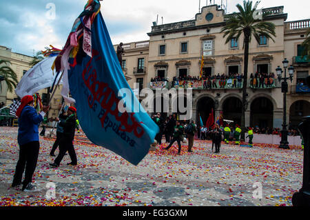 Karneval, (Diumenge de Comparses) Sonntag Truppen in Vilanova ich la Geltru, Barcelona, Sonntag, 15. Februar 2015. Krieg der Süßigkeiten in der Plaza De La Vila. Stockfoto