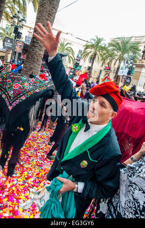 Karneval, (Diumenge de Comparses) Sonntag Truppen in Vilanova ich la Geltru, Barcelona, Sonntag, 15. Februar 2015. Krieg der Süßigkeiten in der Plaza De La Vila. Stockfoto