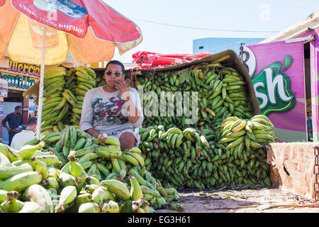 Eine Straße Verkäufer verkauft Bananen aus der Rückseite eines LKW auf den Straßen von Higuey, Dominikanische Republik. Stockfoto
