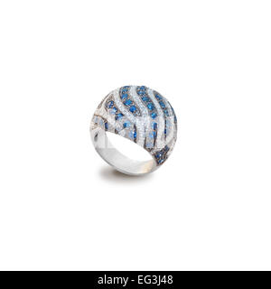 Goldring mit Diamanten und Saphiren auf weißem Stockfoto