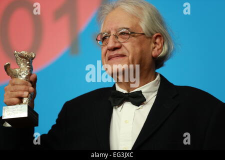 Regisseur Patricio Guzman besucht die Pressekonferenz nach der Siegerehrung. Guzman gewann silbernen Bären für das beste Drehbuch in "Der Paerl Button", Originaltitel "El Boton de Nacar". © Simone Kuhlmey/Pacific Press/Alamy Live-Nachrichten Stockfoto