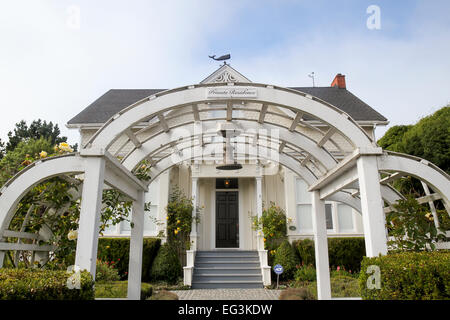 Spalier vor einem historischen Gebäude, das Albert Brown-Haus, das im Jahre 1880 erbaut wurde. Mendocino, Kalifornien, Vereinigte Staaten von Amerika Stockfoto