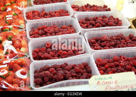 Himbeeren zum Verkauf in Bastkörbe Stockfoto