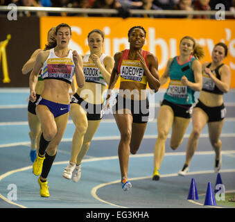 Sheffield, UK. 15. Februar 2015. Britische Indoor Leichtathletik-Meisterschaft. Seren Bundy-Davies ist führend im 400m Finale. Gefolgt von Margaret Adeoye. © Aktion Plus Sport/Alamy Live-Nachrichten Stockfoto