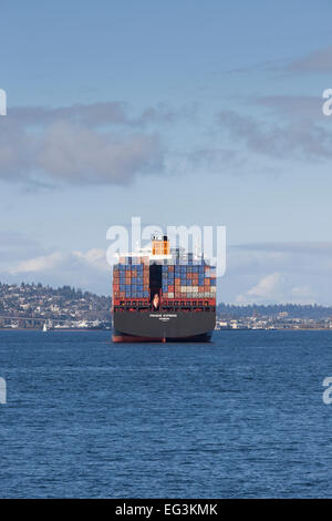 Containerschiff Prag Express verankert in Elliott Bay am Hafen von Seattle am 14. Februar 2015 - Elliott Bay, Seattle, King County, Washington, USA. Das Entladen der Fracht wurde während der laufenden Arbeitskampf an der Westküste ausgesetzt. Eigentümer haben einen vier-Tages Shutdown nicht zu zahlen und höhere Prämie Löhne für Wochenend- und Operationen aufgerufen. Union und den Reedern die Hafenarbeiter haben seit neun Monaten in Verhandlungen. Stockfoto