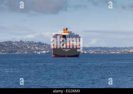 Containerschiff Prag Express verankert in Elliott Bay am Hafen von Seattle am 14. Februar 2015 - Elliott Bay, Seattle, King County, Washington, USA. Das Entladen der Fracht wurde während der laufenden Arbeitskampf an der Westküste ausgesetzt. Eigentümer haben einen vier-Tages Shutdown nicht zu zahlen und höhere Prämie Löhne für Wochenend- und Operationen aufgerufen. Union und den Reedern die Hafenarbeiter haben seit neun Monaten in Verhandlungen. Stockfoto