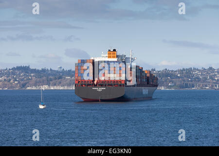 Containerschiff Prag Express verankert in Elliott Bay am Hafen von Seattle am 14. Februar 2015 - Elliott Bay, Seattle, King County, Washington, USA. Das Entladen der Fracht wurde während der laufenden Arbeitskampf an der Westküste ausgesetzt. Eigentümer haben einen vier-Tages Shutdown nicht zu zahlen und höhere Prämie Löhne für Wochenend- und Operationen aufgerufen. Union und den Reedern die Hafenarbeiter haben seit neun Monaten in Verhandlungen. Stockfoto