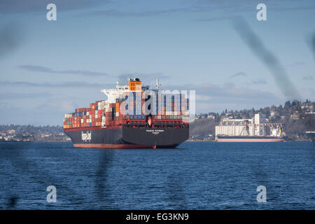 Containerschiff Prag Express verankert in Elliott Bay am Hafen von Seattle am 14. Februar 2015 - Elliott Bay, Seattle, King County, Washington, USA. Das Entladen der Fracht wurde während der laufenden Arbeitskampf an der Westküste ausgesetzt. Eigentümer haben einen vier-Tages Shutdown nicht zu zahlen und höhere Prämie Löhne für Wochenend- und Operationen aufgerufen. Union und den Reedern die Hafenarbeiter haben seit neun Monaten in Verhandlungen. Stockfoto