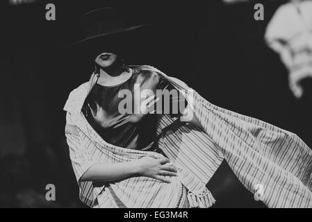 Jerez De La Frontera, Andalusien, Spanien, 15. Februar 2015: Modelle abgebildet auf dem Laufsteg während der "Merche Moy" Flamenca Saison Fashion show im Pasarela Flamenca Jerez 2015. Stockfoto