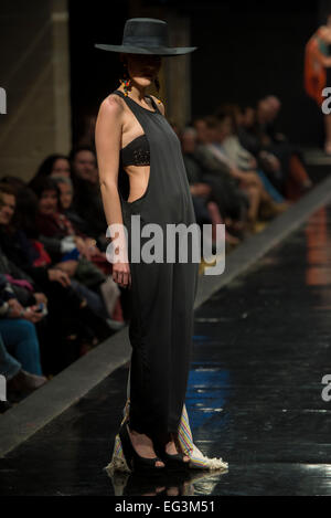 Jerez De La Frontera, Andalusien, Spanien, 15. Februar 2015: Modelle abgebildet auf dem Laufsteg während der "Merche Moy" Flamenca Saison Fashion show im Pasarela Flamenca Jerez 2015. Stockfoto