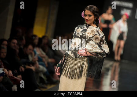 Jerez De La Frontera, Andalusien, Spanien, 15. Februar 2015: Modelle abgebildet auf dem Laufsteg während der "Merche Moy" Flamenca Saison Fashion show im Pasarela Flamenca Jerez 2015. Stockfoto