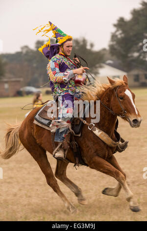 Eine kostümierte Zecher auf dem Pferderücken in den traditionellen Cajun Courir de Karneval Chicken Run 15. Februar 2015 in Kirche-Punkt, Louisiana. Die Veranstaltung beinhaltet 900-hundert kostümierte Jecken im Wettbewerb um eine lebende Hühner fangen, da sie von Haus zu Haus in der ländlichen Gemeinde bewegen. Stockfoto