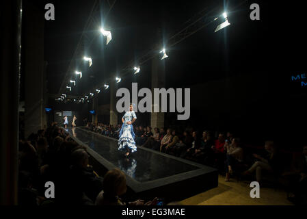 Jerez De La Frontera, Andalusien, Spanien, 15. Februar 2015: Modelle abgebildet auf dem Laufsteg während der "Merche Moy" Flamenca Saison Fashion show im Pasarela Flamenca Jerez 2015. Stockfoto