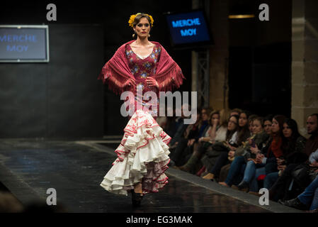 Jerez De La Frontera, Andalusien, Spanien, 15. Februar 2015: Modelle abgebildet auf dem Laufsteg während der "Merche Moy" Flamenca Saison Fashion show im Pasarela Flamenca Jerez 2015. Stockfoto