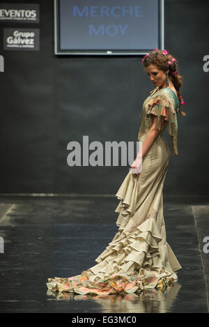 Jerez De La Frontera, Andalusien, Spanien, 15. Februar 2015: Modelle abgebildet auf dem Laufsteg während der "Merche Moy" Flamenca Saison Fashion show im Pasarela Flamenca Jerez 2015. Stockfoto