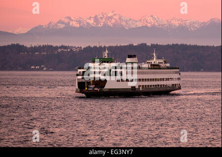 Fähre am Puget Sound im Edmonds Fähre terminal Sunrise mit Olympic Mountains. Stockfoto