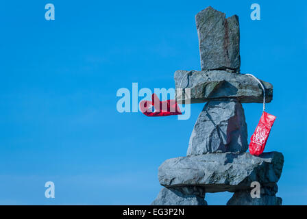 Inukshuk Skulptur gegen blauen Himmel während der Olympischen Winterspiele 2010. Stockfoto