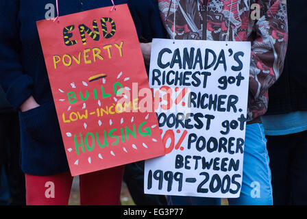 Vancouver, Kanada-Februar 15, 2010: Plakate von anti-Olympia Demonstranten zu Gunsten der Sozialwohnungen und protestieren Olympische Spiele Stockfoto