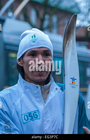 Vancouver, Kanada-Februar 12, 2010: Einer der Native Canadian gewählt, um in der Innenstadt von Vancouver 2010 Winter Olympische Fackel tragen. Stockfoto