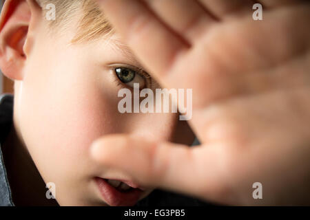 Kind Schutz Gesicht mit hand Stockfoto