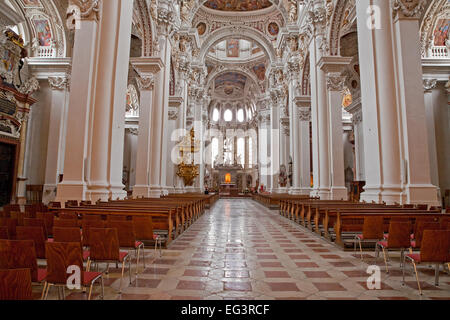 St. Stephens Kathedrale in Passau große Innenraum hat es die größte Orgel der Welt Stockfoto