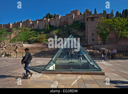 Die Alcazaba, eine maurische Festung gebaut 756-780AD mit römischen Theaters Ruinen unten, Málaga, Andalusien, Spanien Stockfoto