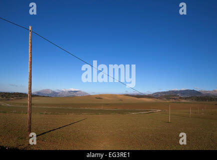 Stromleitungen über neugepflanzten Ackerland Campo de Kamera, in der Nähe von Almogia, Provinz Malaga, Andalusien, Spanien Stockfoto