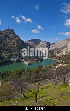 Blick über Embalsa Tajo De La Encantada und hydroelektrische Kraftwerk, El Chorro, Provinz Malaga, Andalusien, Spanien Stockfoto