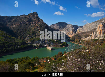 Blick über Embalsa Tajo De La Encantada und hydroelektrische Kraftwerk, El Chorro, Provinz Malaga, Andalusien, Spanien Stockfoto